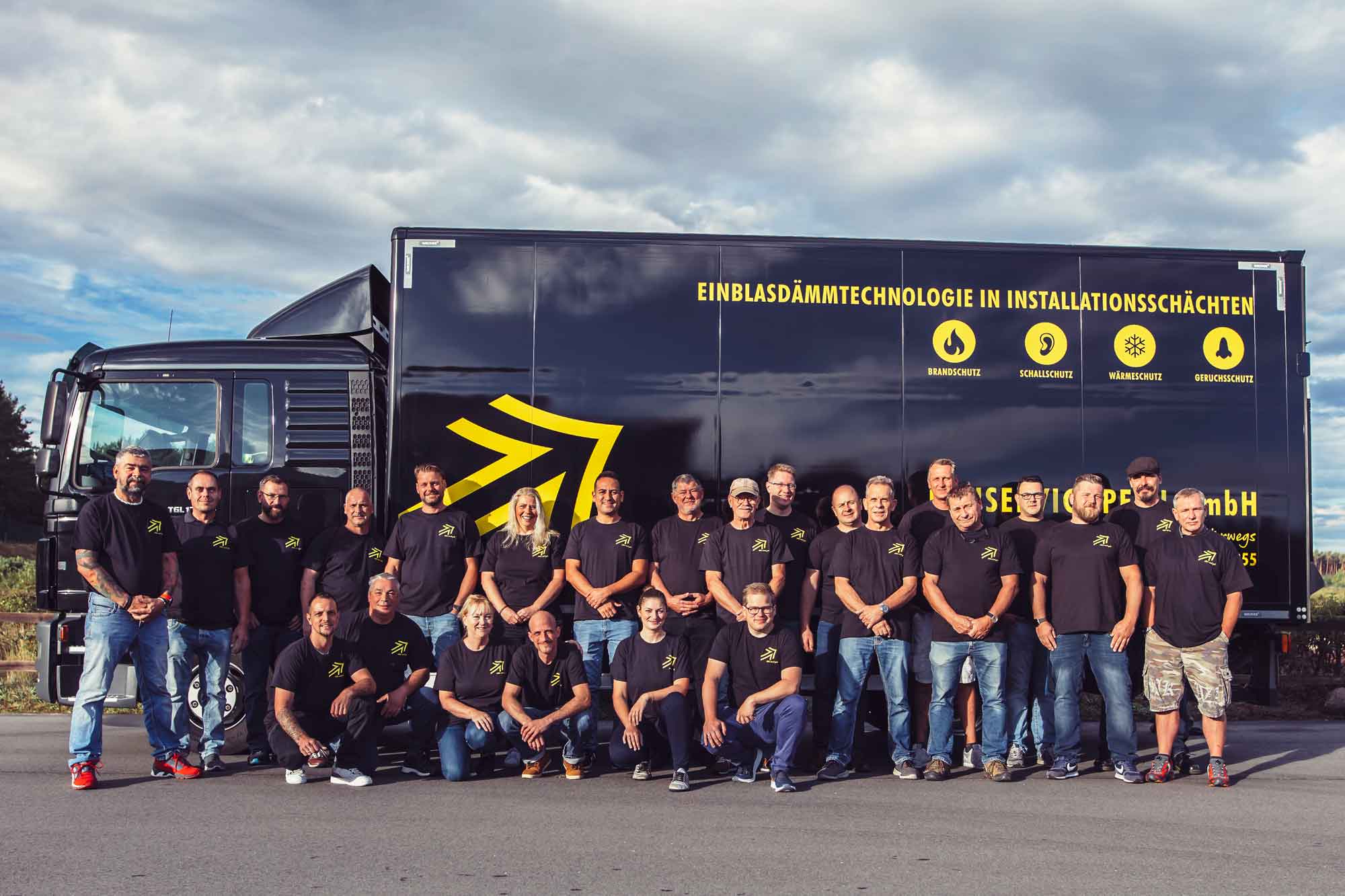 Gruppenfoto mit dem Team von Bauservice Pfeil